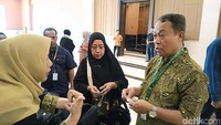 Jemaah haji diberikan gelang haji, paspor, dan boarding pass.