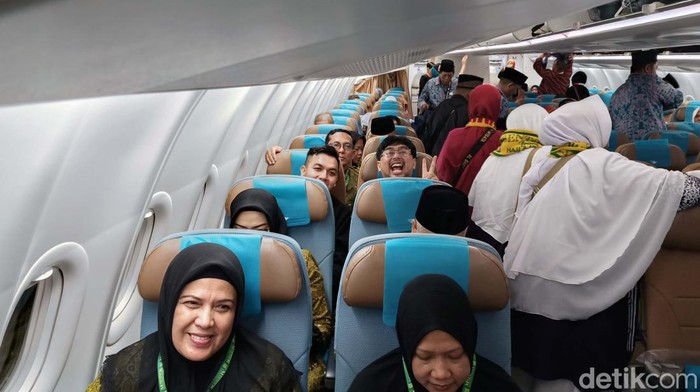 Sekitar 60 calon jemaah haji Paket Al-Fath Maktour menuju Madinah, Arab Saudi, Senin (27/5/2024). Mereka dilepas Nadhif Kasyvilla di Hotel Sultan, Jakarta.