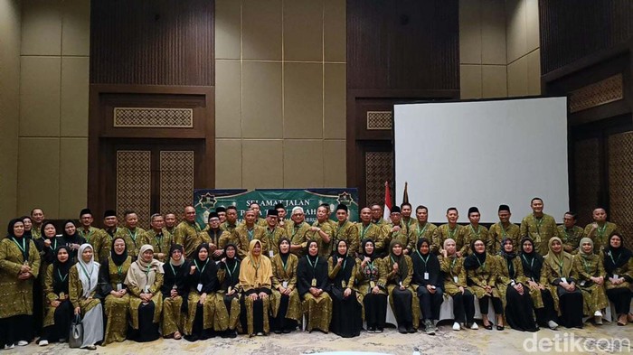 Sekitar 60 calon jemaah haji Paket Al-Fath Maktour menuju Madinah, Arab Saudi, Senin (27/5/2024). Mereka dilepas Nadhif Kasyvilla di Hotel Sultan, Jakarta.