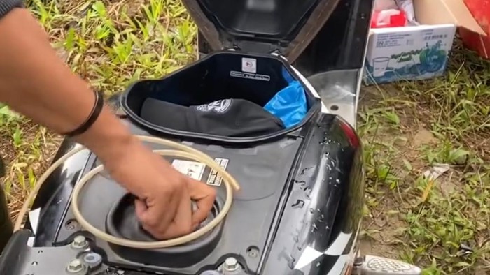 Jok motor wisatawan di Buntu Sarira Tator dibobol maling.