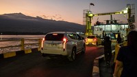 Sejumlah penumpang memasuki kapal ferry yang akan menuju Pulau Sumbawa dari Pelabuhan Kayangan, Selong, Lombok Timur, NTB, Senin (27/5/2024).