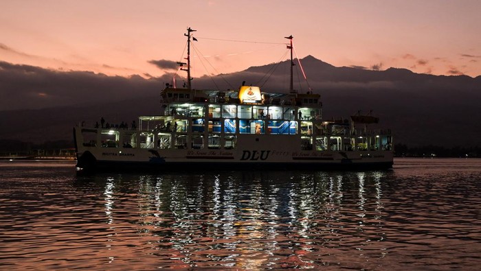 Sejumlah penumpang berada di atas kapal ferry yang akan menuju Pulau Sumbawa dari Pelabuhan Kayangan, Selong, Lombok Timur, NTB, Senin (27/5/2024). Menurut data PT ASDP Indonesia Ferry (Persero) telah melayani sebanyak 45,6 juta penumpang kapal ferry sepanjang tahun 2023 di 37 pelabuhan yang dikelola ASDP dari Sabang hingga Merauke, baik pejalan kaki maupun penumpang yang berada di dalam berbagai golongan kendaraan. ANTARA FOTO/Ahmad Subaidi/Spt.