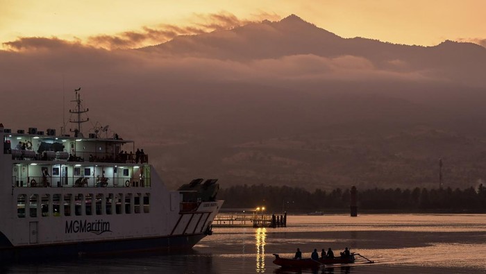 Sejumlah penumpang berada di atas kapal ferry yang akan menuju Pulau Sumbawa dari Pelabuhan Kayangan, Selong, Lombok Timur, NTB, Senin (27/5/2024). Menurut data PT ASDP Indonesia Ferry (Persero) telah melayani sebanyak 45,6 juta penumpang kapal ferry sepanjang tahun 2023 di 37 pelabuhan yang dikelola ASDP dari Sabang hingga Merauke, baik pejalan kaki maupun penumpang yang berada di dalam berbagai golongan kendaraan. ANTARA FOTO/Ahmad Subaidi/Spt.
