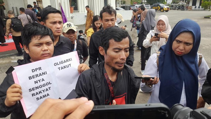 Jurnalis di Jambi unjuk rasa tolak RUU Penyiaran.