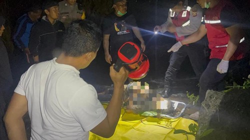 Jasad salah satu korban yang diduga melompat dari Jembatan Tukad Bangkung, Minggu (26/5/2024).