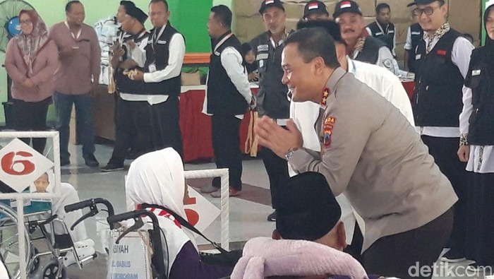 Kapolda Jateng, Irjen Pol Ahmad Luthfi, mengunjungi Embarkasi Solo, berdialog dengan jemaah calon haji Kloter 59, Senin (27/5/2024).