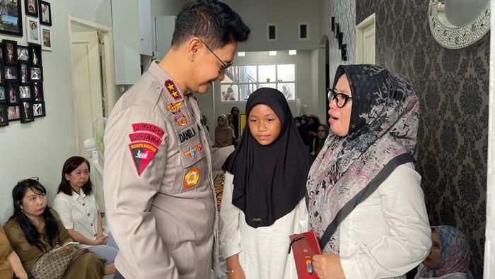 Kapolda Kaltara Irjen Pol Daniel Adityajaya saat melayat ke rumah personil yang meninggal dunia.