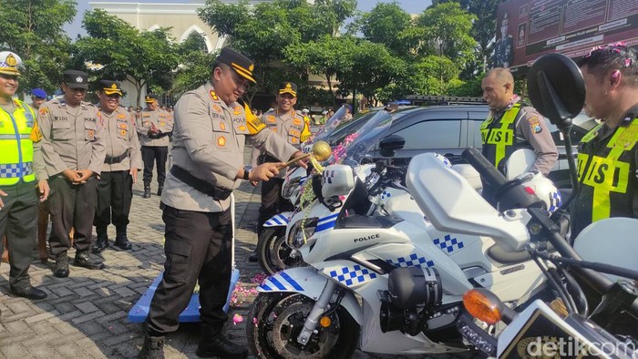 Kapolresta Sidoarjo menyerahkan kendaraan baru ke jajarannya.