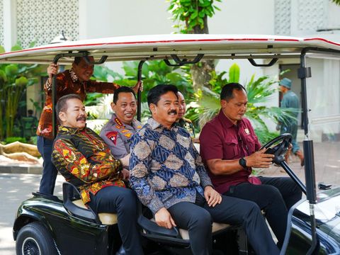 Kapolri dan Jaksa Agung duduk sebelahan di mobil golf saat keluar Istana. (Dok. Istimewa)