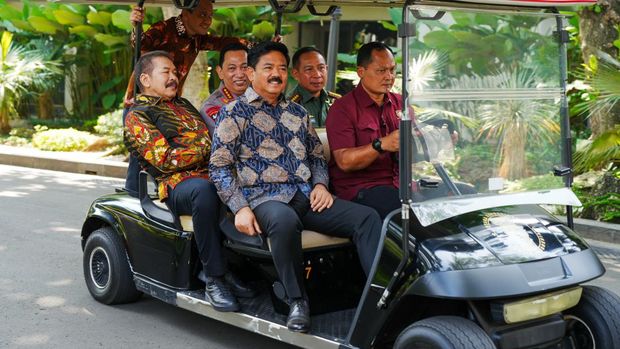 Kapolri dan Jaksa Agung duduk sebelahan di mobil golf saat keluar Istana. (Dok. Istimewa)