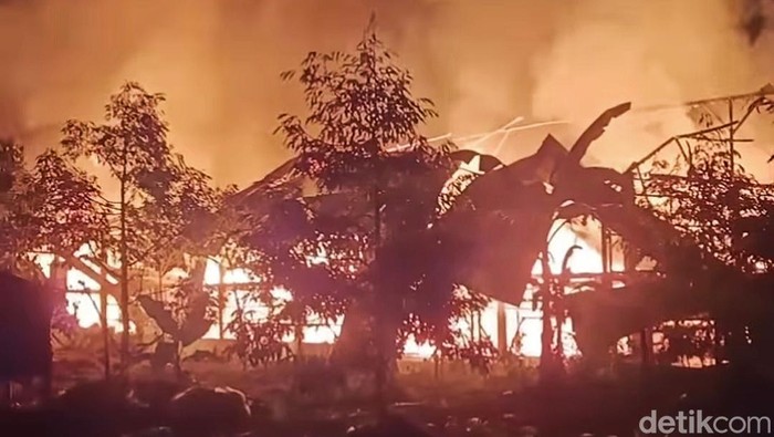 Kandang ayam di Desa Pempatan, Kecamatan Rendang, Kabupaten Karangasem, hangus terbakar, Minggu (26/5/2024). (dok. Polsek Rendang)