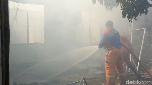 Petugas damkar saat berupaya memadamkan api di wilayah Kelurahan Kelapa Lima, Kecamatan Kelapa Lima, Kota Kupang, Senin (27/5/2024).