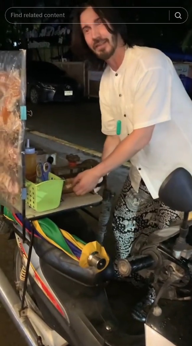 Keanu Reeves masih menjadi salah satu aktor favorit para pecinta film. Kehadiran aktor yang dipuji awet muda itu pun selalu dinantikan. Baru-baru ini penampilan pria mirip Keanu Reeves berada di Thailand menghebohkan penggemar. Foto: TikTok @tuktiklife