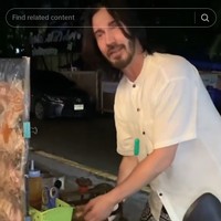 Keanu Reeves masih menjadi salah satu aktor favorit para pecinta film. Kehadiran aktor yang dipuji awet muda itu pun selalu dinantikan. Baru-baru ini penampilan pria mirip Keanu Reeves berada di Thailand menghebohkan penggemar. Foto: TikTok @tuktiklife