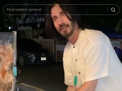 Viral Keanu Reeves Melokal di Thailand, Jualan Sotong Pakai Motor di Jalan