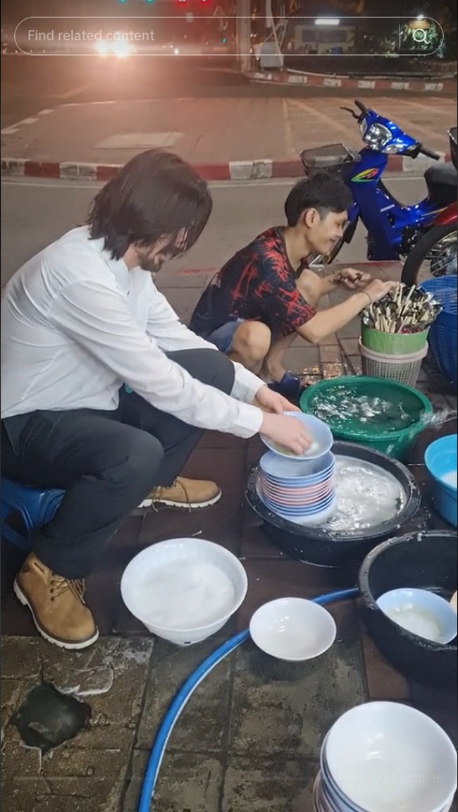 Di kolom komentar, pria mirip Keanu Reeves di Thailand mendapat perhatian dari netizen. Tak sedikit yang merasa bahwa ia memang memiliki kemiripan dengan pria 59 tahun tersebut meski ada pula yang kurang setuju. Foto: TikTok @tuktiklife