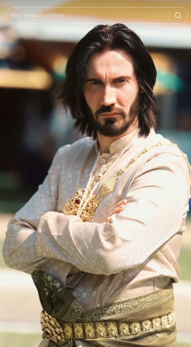 Potret Keanu Reeves yang viral dibagikan di TikTok mengejutkan netizen . Dalam berbagai video, kembaran pemain Matrix tersebut terlihat sedang melakukan berbagai aktivitas di Negeri Gajah. Foto: TikTok @tuktiklife