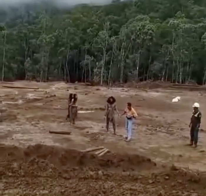 Kemunculan 3 orang Suku Tobelo Dalam di kawasan pertambangan Kaorahe, Halmahera. Dokumen Istimewa