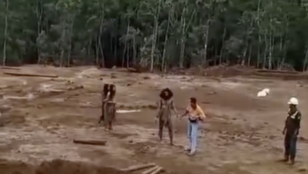 Kemunculan 3 orang Suku Tobelo Dalam di kawasan pertambangan Kaorahe, Halmahera. Dokumen Istimewa