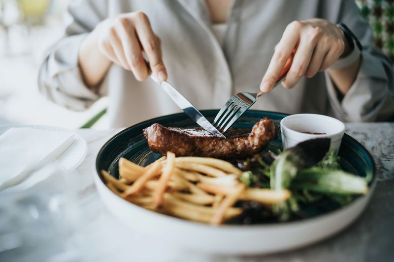 Ketahuan Makan Daging, Wanita Ini Langsung Diputus Cinta Kekasih