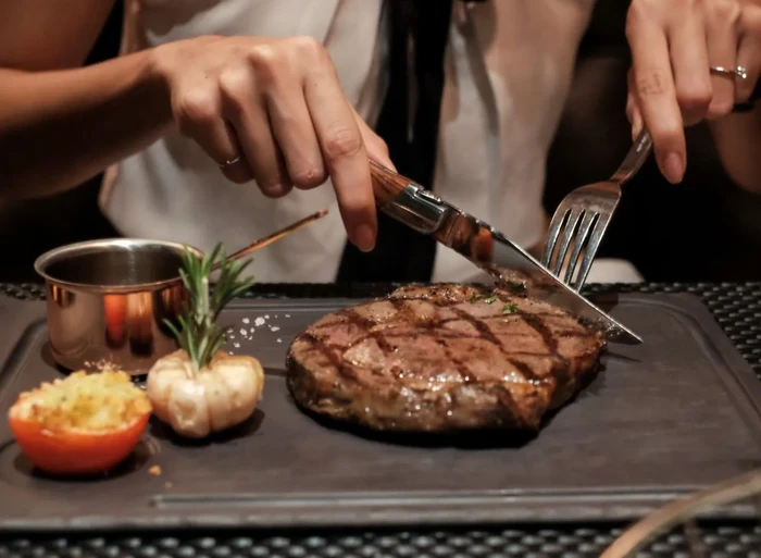 Ketahuan Makan Daging, Wanita Ini Langsung Diputus Cinta Kekasih