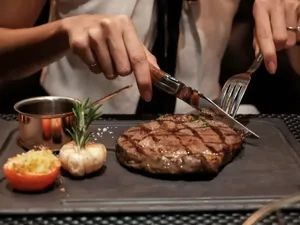 Ketahuan Makan Daging, Wanita Ini Langsung Diputus Cinta Kekasih