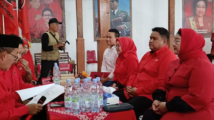 Ketua DPC PDIP Sragen Untung Wibowo Sukowati mendaftar sebagai bakal calon bupati Sragen, Senin (27/5/2024).