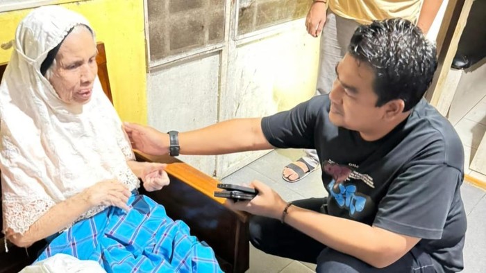 Kompol Berry mengajak nenek Sufni berdialog. (Dok Polresta Pekanbaru)