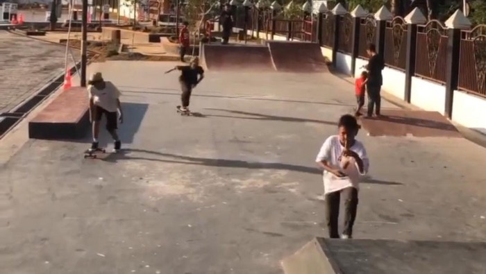 Komunitas Demak Skateboard bermain di Skatepark Stadion Sultan Fatah yang dibangun Bupati Eistianah.