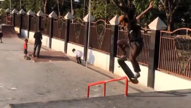 Komunitas Demak Skateboard bermain di Skatepark Stadion Sultan Fatah yang dibangun Bupati Eisti'anah.