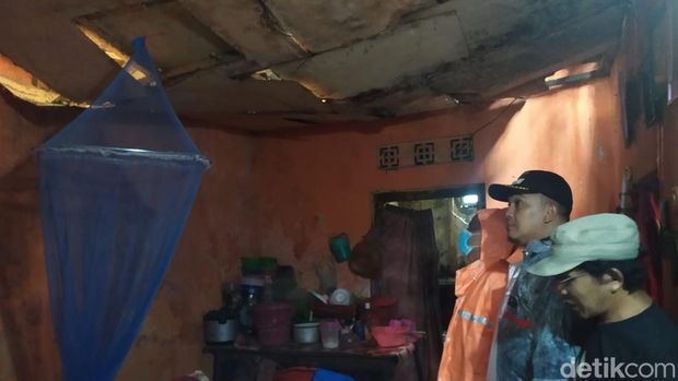 Kondisi rumah Yadi di Sukabumi yang nyaris ambruk dan butuh bantuan