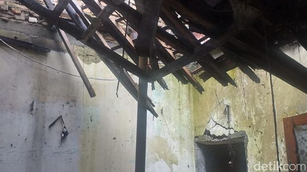 Kondisi rumah Yadi di Sukabumi yang nyaris ambruk dan butuh bantuan