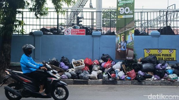 Kondisi tumpukan sampah di timur Stasiun Lempuyangan, Kota Jogja, Senin (27/5/2024).