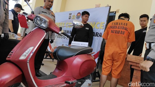 Konferensi pers kasus pencurian motor di Mapolres Bandara I Gusti Ngurah Rai, Badung, Bali, Senin (27/5/2024). (Foto: Agus Eka/detikBali)