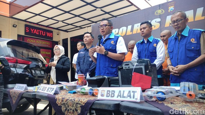 Konferensi pers pungli urus KTP kilat di Kabupaten Malang.