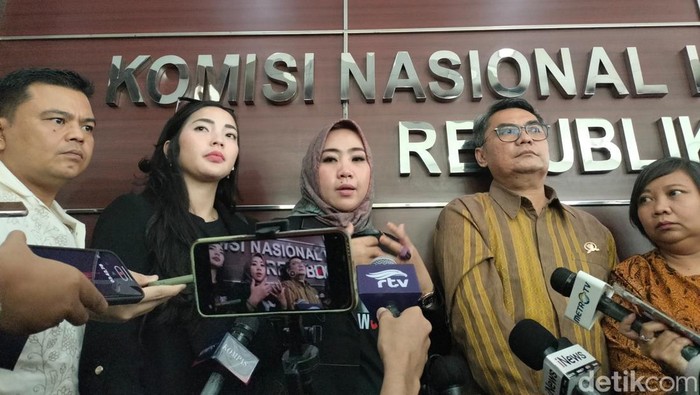 Kuasa hukum keluarga Vina mendatangi Komnas HAM. (Shella/detikcom)