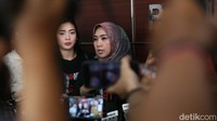 Tampak tim kuasa hukum dipimpin oleh Putri Maya Rumanti ditemani anggota tim yang lain.  