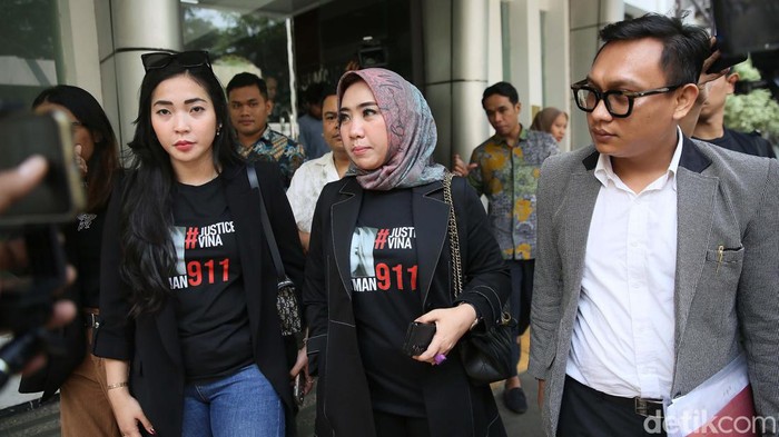 Kuasa Hukum Keluarga Vina Mengadu ke Komnas HAM Tim kuasa hukum keluarga Vina mendatangi Komnas HAM, Jakarta. Mereka menyampaikan informasi terkait perkembangan penyidikan kasus pembunuhan Vina.