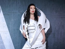 Gaya Unik Lady Gaga Pakai Baju dari Sparepart Mobil