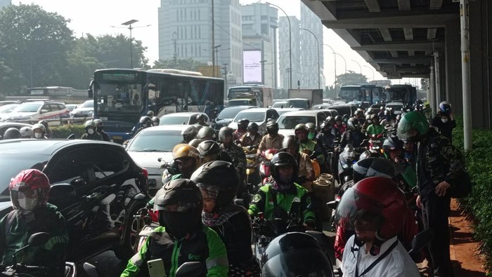 Lalin di Pancoran Arah Mampang Macet Pagi Ini