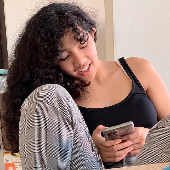 Seperti Sheila Marcia, Leticia juga memiliki lesung pipi yang menambah pesonanya sebagai remaja. Foto: Instagram @itssheilamj