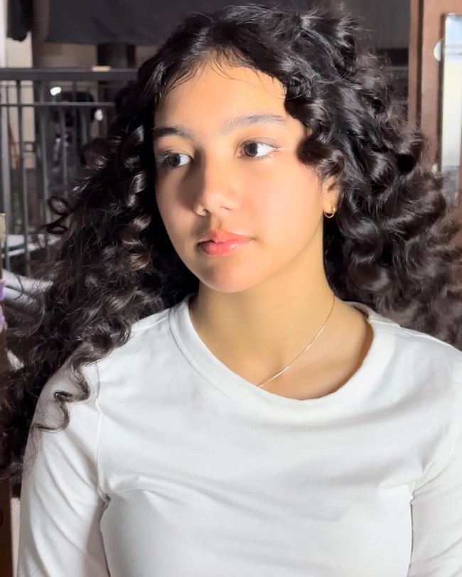 Leticia memiliki rambut keriting panjang berwarna hitam. Ia tampak tidak terganggu dengan rambut lebatnya. Foto: Instagram @itssheilamj