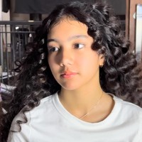 Leticia memiliki rambut keriting panjang berwarna hitam. Ia tampak tidak terganggu dengan rambut lebatnya. Foto: Instagram @itssheilamj