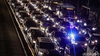 Kemacetan disebabkan meningkatnya volume kendaraan.