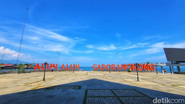 lun-alun Laut Gadobangkong, di Palabuhanratu, Kabupaten Sukabumi