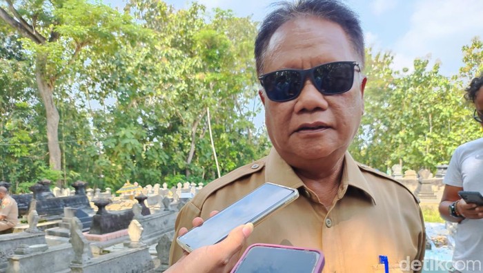 Lurah Ngawu Wibowo Dwi Jadmiko mernceritakan kondisi warganya yang diduga meninggal keracunan makanan di Playen, Gunungkidul, Senin (27/5/2024).