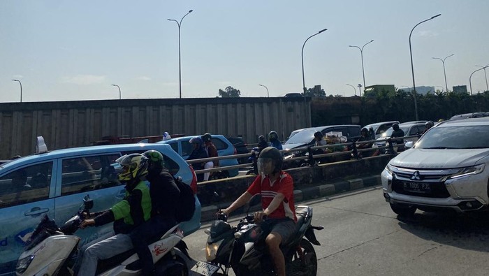 Usai Long Weekend, Jalan Tb Simatupang Dipadati Lalu Lintas pada Senin Pagi