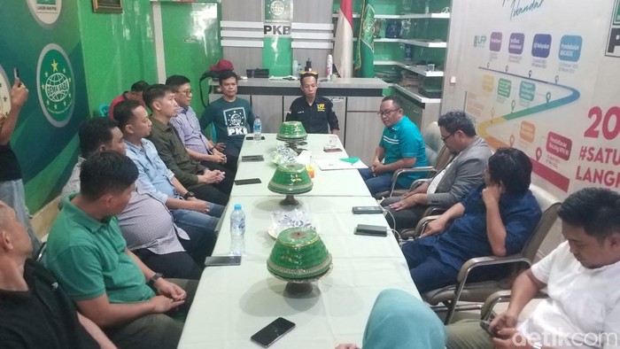 Mantan Gubernur Sulsel Andi Sudirman Sulaiman lewat timnya mengambil formulir pendaftaran di penjaringan cakada di DPW PKB Sulsel.