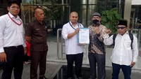 Ia mempermasalahkan soal penambahan Kuota 20.000 dari Pemerintah Arab Saudi yang dijadikan haji plus. Mereka mengklaim haji plus itu dibanderol dengan harga 200-400 juta rupiah. Padahal menurut UU Haji Tahun 2019 bahwa dari seluruh quota Haji hanya diperbolehkan maksimal 8 persen yang bisa dialokasikan untuk Haji khusus, sisanya 92 persen dari quota Haji tersebut harus dialokasikan untuk Haji reguler.