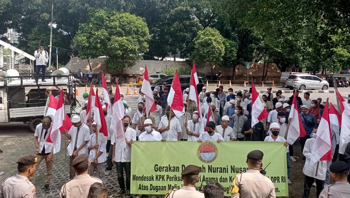 Massa Beraksi Depan KPK Terkait Kuota Haji Ratusan massa yang menamakan DPP Gerakan Dakwah Nurani Nusantara (GDNNusa) beraksi di depan Komisi Pemberantasan Korupsi (KPK) RI menyuarakan soal haji. Kenapa?